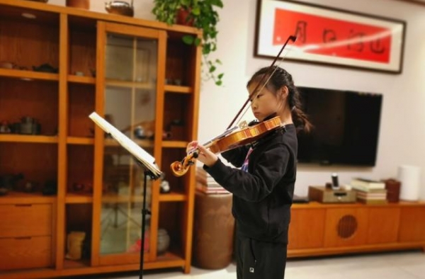 岳云鹏女儿近照优雅，拉小提琴获顶级大师称赞，父母培养煞费苦心