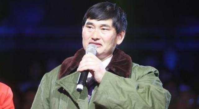 大衣哥被恩人爆料出轨女粉丝还偷税漏税，本尊否认，说曾被威胁
