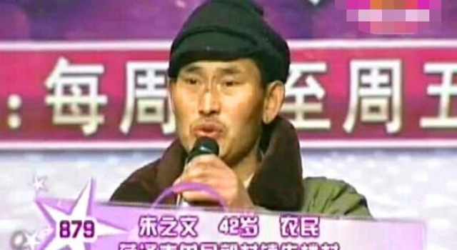 大衣哥不理丑闻，和准女婿在家喝红酒，亲生女儿曾扬言自杀