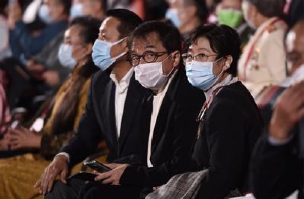 成龙陈道明同框差距大，成龙脱发长皱纹显老，陈道明状态似小伙