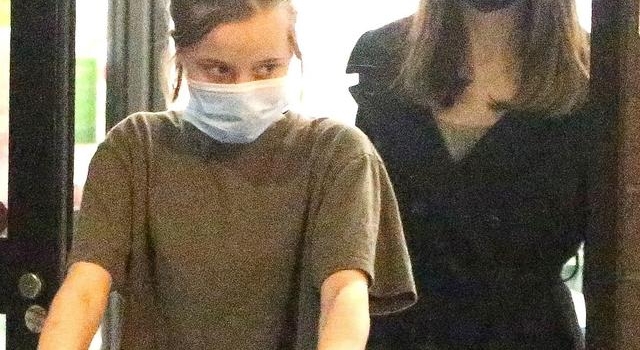 懒理皮特诉讼获胜！朱莉带女儿逛街获陌生男陪同
