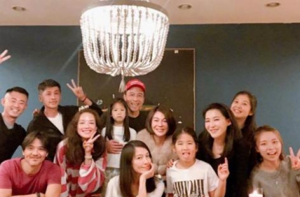 舒淇与冯德伦罕同框，亲密合照力破婚变传闻，两人曲折爱情不容易