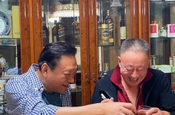 阿德哥和龚仁龙一起拍抖音蹦迪，龚仁龙眼袋白发显老相