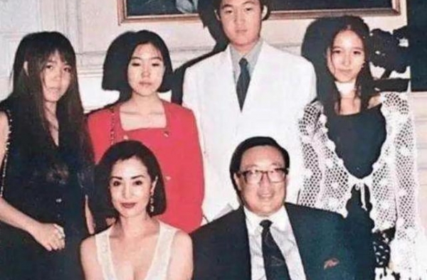 华人女星忍受丈夫出轨43年，熬走丈夫独占70亿家产