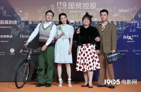 贾玲携《你好，李焕英》亮相金鸡 沈腾骑车“穿越”