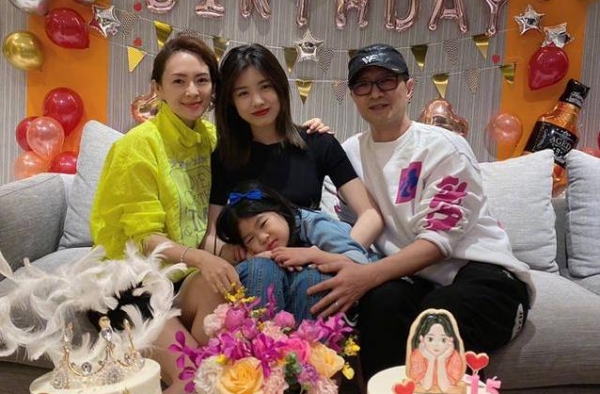 章子怡深夜为大女儿庆生！汪峰转发祝福，小苹果越来越有模特影子