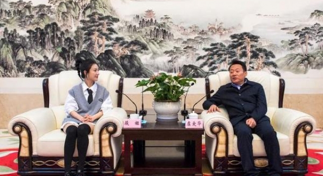 薇娅和领导会谈，网友为一个细节吵翻了，正式场合明星都啥样？