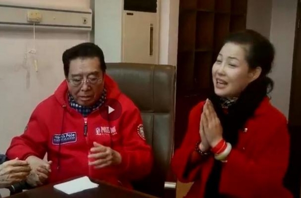 81岁李双江与小27岁娇妻同框，梦鸽在病房展歌喉，状态太好了
