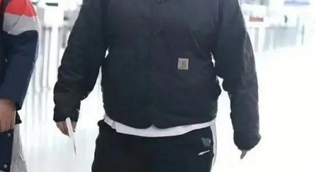 贾玲近照曝光，身材发福严重，胖到像充气的面包，脖子都胖没了