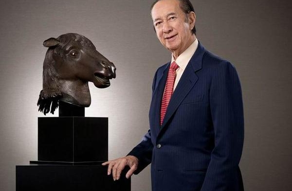 毕竟是外姓人！赌王病逝奚梦瑶站最后一排，穿橘色外套被指不懂事