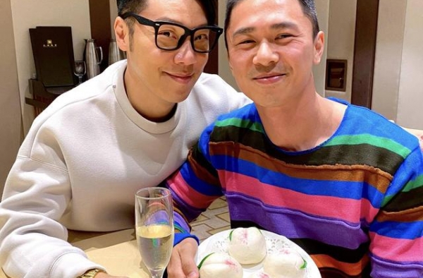 前TVB男星王贤志晒合照为丈夫庆生，在极光下庆祝结婚4周年
