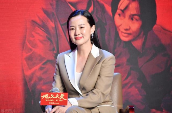 男女顶流精修照满天飞的现在，咏梅的婉拒像平地一声雷