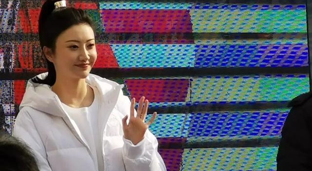 景甜近照曝光，32岁因操劳被指像蔡明，因张继科现沦落拍网剧？