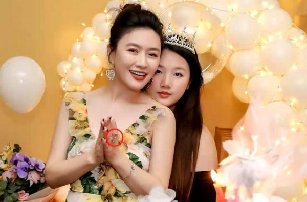 田海蓉为女儿豪办生日会，手戴鸽子蛋钻戒，网传富豪老公死在狱中