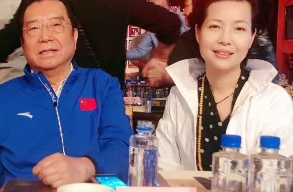 李双江夫妇现身医院，梦鸽双手戴满玉镯抢镜，在病房展歌喉被吐槽