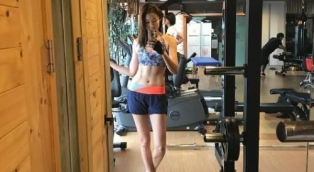 韩惠珍大秀性感腹肌 1次走秀赚1亿韩元 17岁入行曾温饱难顾