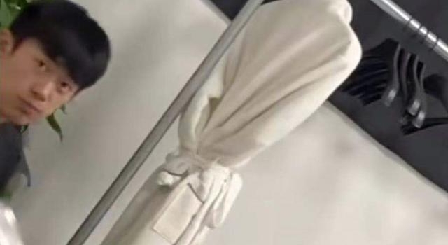 易烊千玺被指“照骗”，妆前生图堪比素人，不像本人还撞脸王境泽