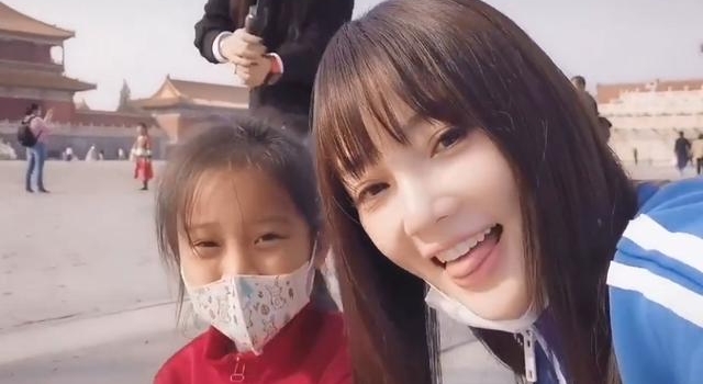 李小璐甜馨亲子装游故宫，强调女儿“贾”姓，离婚后仍是合格母亲