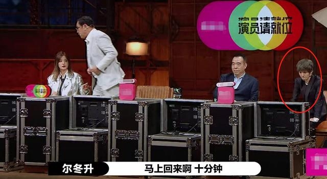 连续两轮倒数第一，战队仅一人进9强，尔冬升愤怒离场也实属无奈
