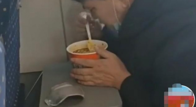 高铁上吃泡面，聚餐时吃几十个菜，带你揭开大衣哥的“真面目”