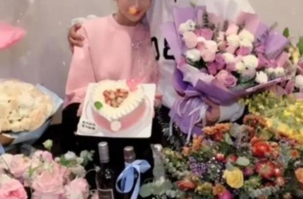 陈浩民落魄至此？晒庆生照显拥挤，大女儿被迫住在客厅经济拮据