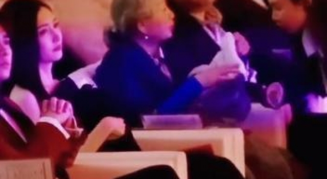 暖心！江疏影穿抹胸裙在台下冻得发抖，75岁曹翠芬把毯子给她披