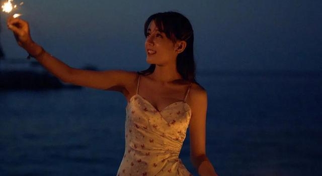 绝美！女明星手拿烟花棒，第一眼被谁美到了？