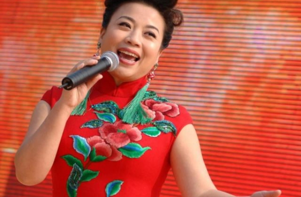 她是国家一级演员，连登25年春晚，52岁无儿无女，无人敢娶？