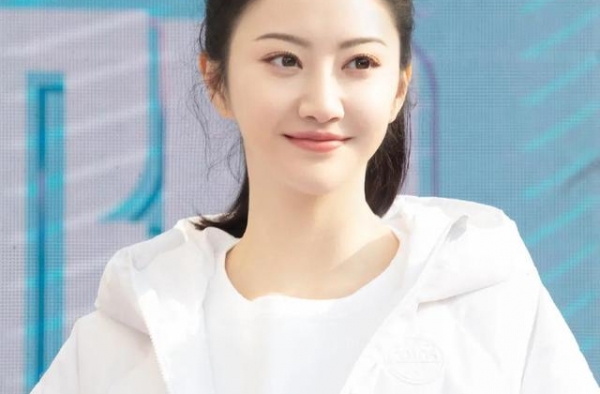 人间富贵花撞脸悲伤蛙？脸颊发肿眼袋重，景甜颜值下滑这么厉害？