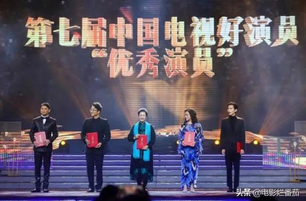 李易峰红得喜庆，张若昀瘦到“飞起”，江疏影美丽冻人暖宝宝御寒