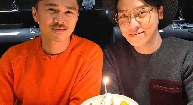 49岁香港男星为“丈夫”庆生，举止亲密又自然，同性婚姻怎么了