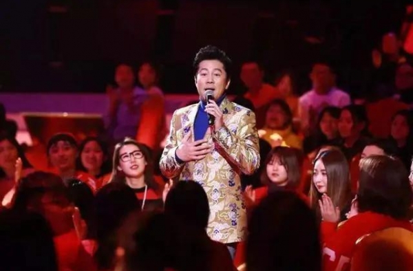 他22次登春晚舞台，被富婆倒追8年才结婚，今儿子成为他的骄傲