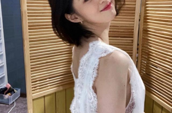 “最美小三”韩素希直播！吹弹可破的发光牛奶肌叫人移不开目光
