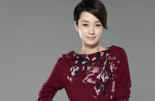 马伊琍首次晒女儿近照，仅12岁大长腿吸睛，星味十足不输妈妈