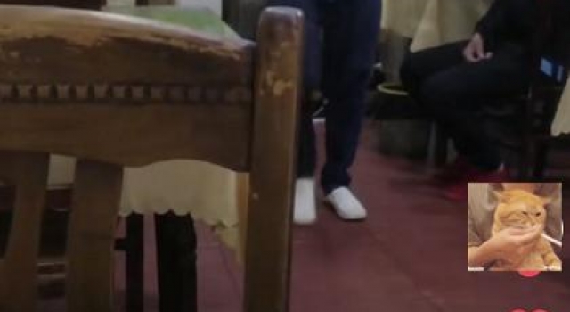 影帝富大龙近况曝光，现身街边吃肉夹馍，出道三十多年买不起房