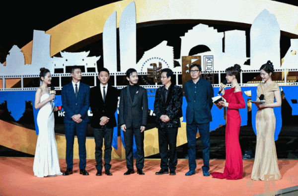 与影帝黄晓明合影，这位海宁人出席金鸡奖盛典