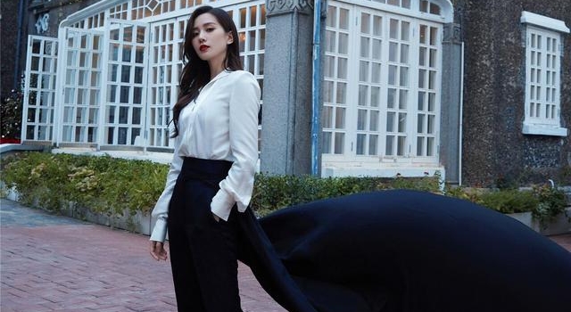 杨幂唐嫣奚梦瑶红毯秀斗艳玩性感，刘诗诗却西装出席太保守