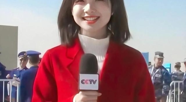 爆火的央视甜妹王冰冰，肤白貌美少女感十足，有人羡慕有人酸