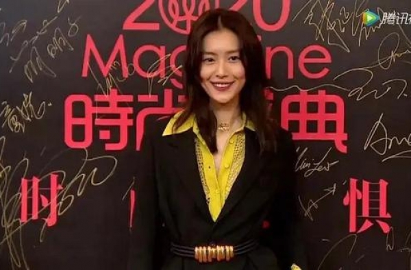 众星云集都穿太少！刘诗诗倪妮牵手走红毯养眼，杨幂高冷乔欣裸背