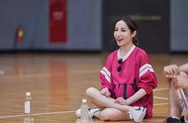 41岁萧亚轩陪小男友打球，玫红色运动服像少女，看不出差16岁