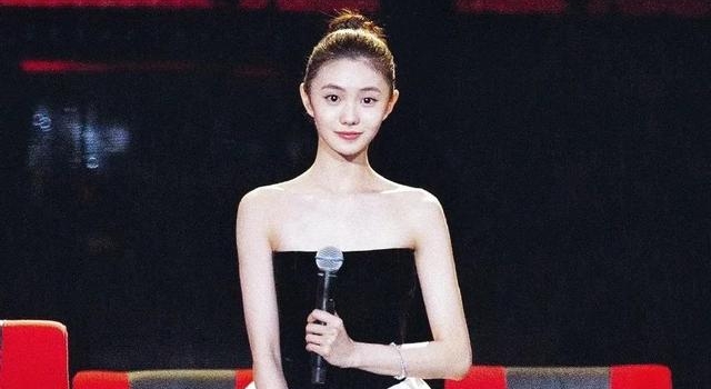 酸她有背景没实力的，怕是没发现她背后的努力和天生丽质的气质吧