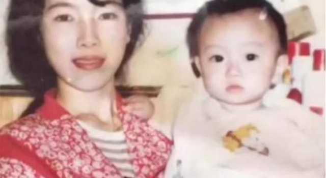 “冻龄姥姥”走红，27年前抱女现今抱孙，网友：似乎更漂亮了