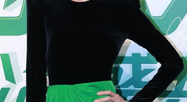 54岁小龙女李若彤露美腿腰身比绝了 任静任付笛做公益还撒狗粮