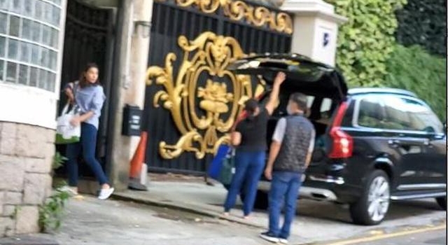 今年才搬进1.6亿独立屋！直击霍启刚做暖爸带子女游海洋公园