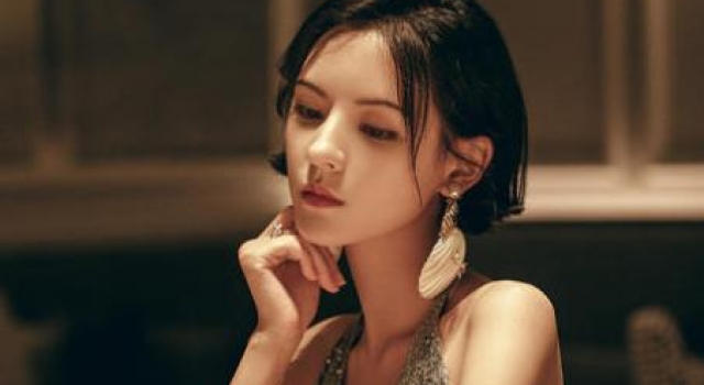 有种基因叫张予曦妈妈，比高颜值女儿更胜一筹，爸爸是人生赢家