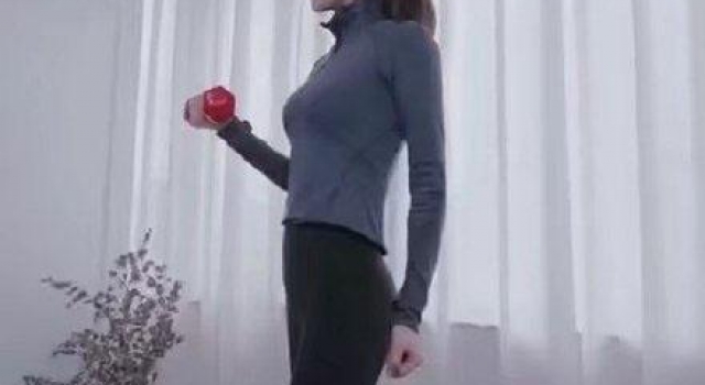 40岁熊黛林自爆健身美照，魔鬼身形比例完美，紧身衣穿出女神范