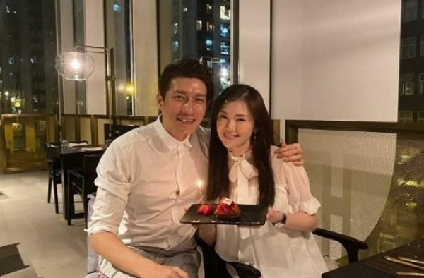 恭喜！TVB51岁不老男神袁文杰低调领证，却避谈妻子曾离婚
