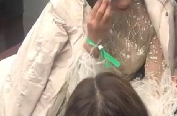 快女谈莉娜因肤色被侮辱？提及往事崩溃大哭，一直因外表自卑
