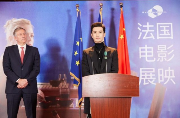 共同优秀！黄晓明造型清爽被授勋，baby气质优雅真女神
