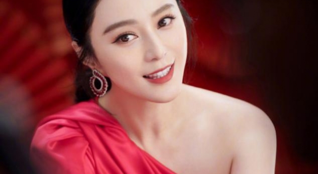 范冰冰露肩高开叉长裙，代言大牌晒性感照，红毯女王正在复苏